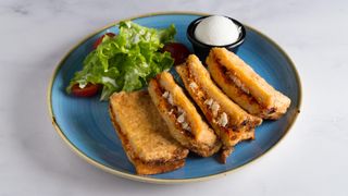 Punjene prženice sa ajvarom i fetom