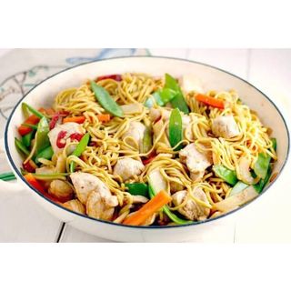 Stir-Fried Noodles With Chicken And Cashews