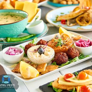 Salata de icre de stiuca cu masline, ceapa, rosii si paine prajia