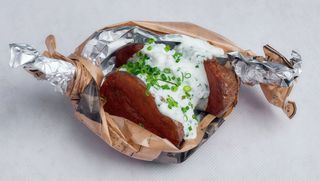 Pieczony Ziemniak z Twarożkiem Szczypiorkowym