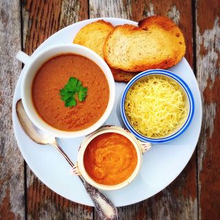 Soupe De Poisson Spéciale Et Croûton