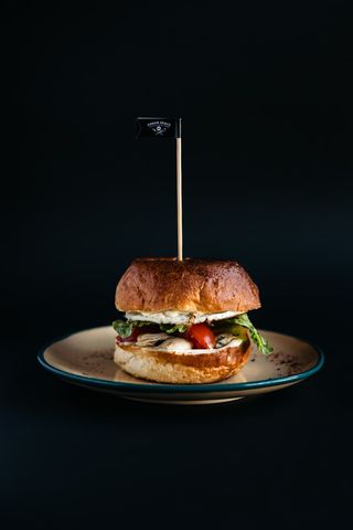 Бургер з грильованою куркою, смаженим яйцем та томатами чері (280г)