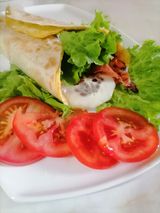 Omlet sa suvim vratom i kačkavaljem u tortilji XL