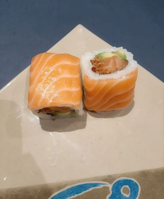 Salmon Uramaki (8 Piezas)