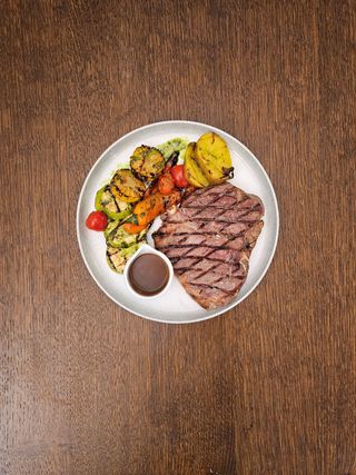 T-bone cu legume la gratar si sos demi-glace