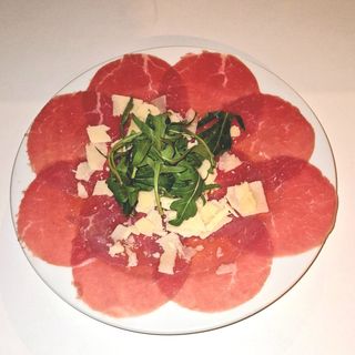 Carpaccio de solomillo de ternera con escamas de parmesano