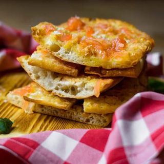 Coca de pan con tomate