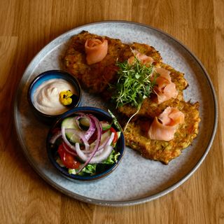 PLACKI CUKINIOWO MARCHEWKOWE Z WĘDZONYM ŁOSOSIEM