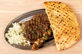 1/2 pljeskavice i 1/2 teleći ražnjići