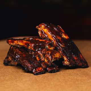 Свински BBQ ребра с хрупкави картофки (300г)