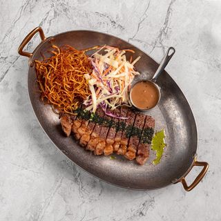 Стейк стриплоин с перечным соусом и картофелем пай 