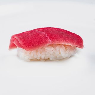 Суші з тунцем (50г/1шт)