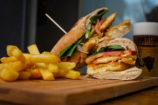 Sándwich de milanesa de pollo 