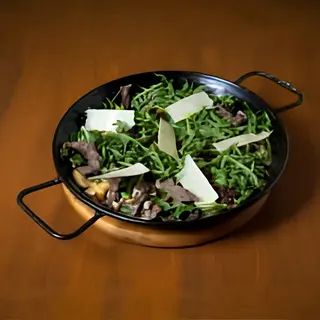 Tagliata od bifteka iz pećnice sa gljivama, rukolom i parmezanom