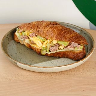 Круасан з тунцем і скремблом