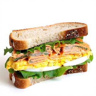 4. Bocata Especial De Tortilla De Atún Con Lechuga Y Huevo Duro