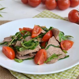 Straccetti di manzo con rucola e pachino