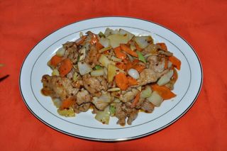 106. Свинско с лютив сос (600г)