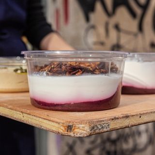 Yogurt con granola y mermelada