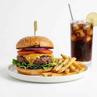 Hamburger con patatine e bibita