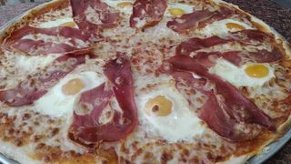 Pizza De Jamón Serrano Y Huevo (Mediana)