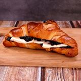 Сандвич кроасан с домашно сладко и топено сирене Президент