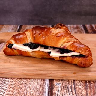 Сандвич кроасан с домашно сладко и топено сирене Президент