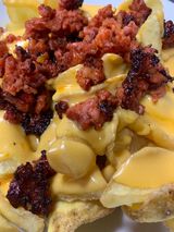 Patatas con salsa cheddar y pulled pork