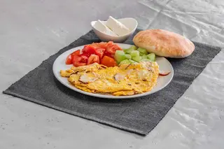 Omlet sa dimljenom piletinom