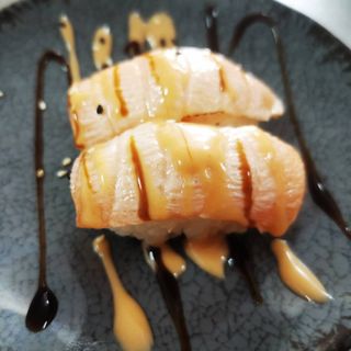 Nigiri de salmón flambeado (2 Uds)