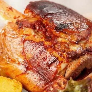 Oferta 1 Codillo Con Patatas Asadas, ensaladilla  Y Pan