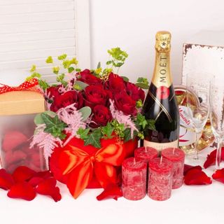Cadou pentru sotie cu sampanie Moet, petale de trandafiri si lumanari 