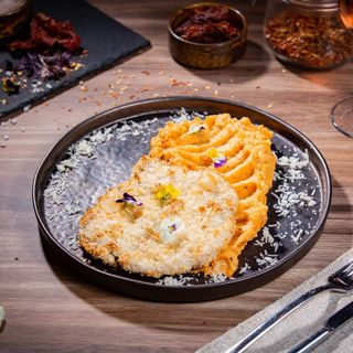 Șnițel de curcan, piure de cartofi cu pesto roso