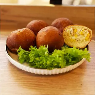 Пончик з куркою, моцарелою та кукурудзою