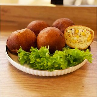 Пончик з куркою, моцарелою та кукурудзою