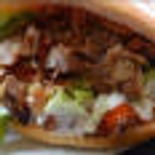 Kebab Mixto Con Ensalada Y Queso