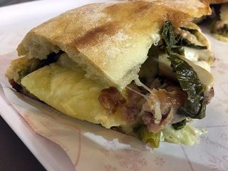 Friarielli napoletani, salsiccia fresca e mozzarella