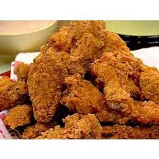 Aripioare de pui pane cu cartofi prăjiți, salată de varză și sos DALI