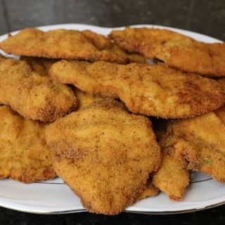Escalope De Pollo Con Patatas Y Huevo