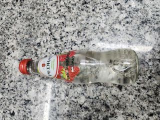 Agua pedras frutos vermelhos