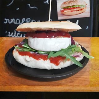 Zestaw Burger Burak-Camembert+ Coca-Cola puszka 0,33l !