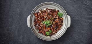 Junetina na crnom luku i maslacu