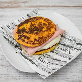 Cachapa de jamón y queso