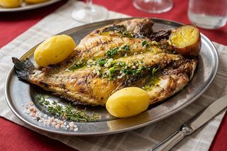 Dourada Escalada com Batata Cozida, Salada e Xarém