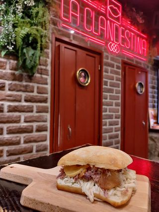 Bocadillo De Pato Confitado