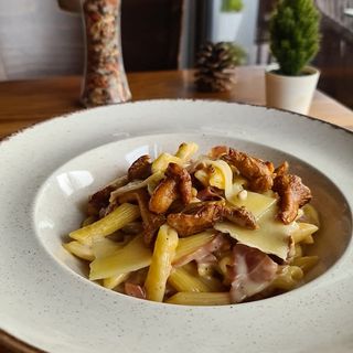 Penne sa pršutom i lisičarkama