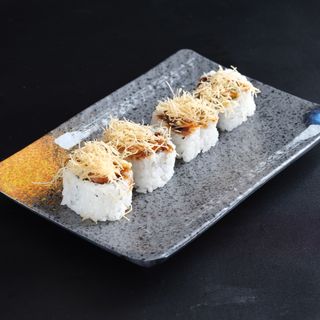 72.Uramaki de salmón, aguacate, kataifi (4 uds.)