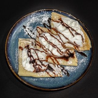 NALEŚNIKI Z NUTELLĄ I SOSEM CZEKOLADOWYM