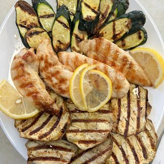 Cuori di pollo alla griglia con verdure grigliate