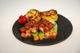 Rulouri de pui in bacon, cartofi gratinati, sos inclus